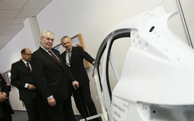 V hradeckém kraji byl naposledy prezident v roce 2017. Zemana vítalo několik stovek lidí