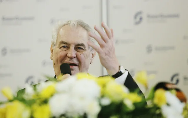 V hradeckém kraji byl naposledy prezident v roce 2017. Zemana vítalo několik stovek lidí
