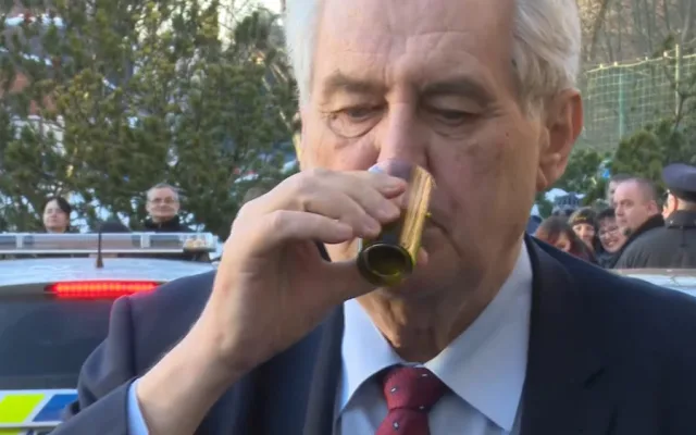 V hradeckém kraji byl naposledy prezident v roce 2017. Zemana vítalo několik stovek lidí