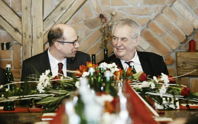 V hradeckém kraji byl naposledy prezident v roce 2017. Zemana vítalo několik stovek lidí