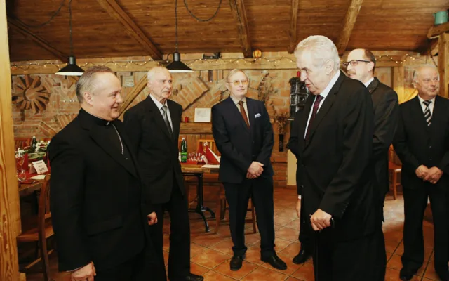 V hradeckém kraji byl naposledy prezident v roce 2017. Zemana vítalo několik stovek lidí