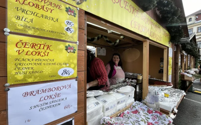 ANKETA: Svařák za šedesát, punč za padesát korun, v Hradci začaly vánoční trhy