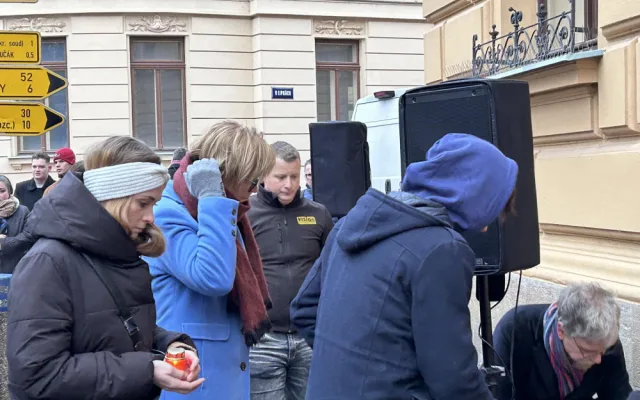 V centru Hradce Králové veřejnost uctila oběti včerejší střelby. Zazněla studentská hymna