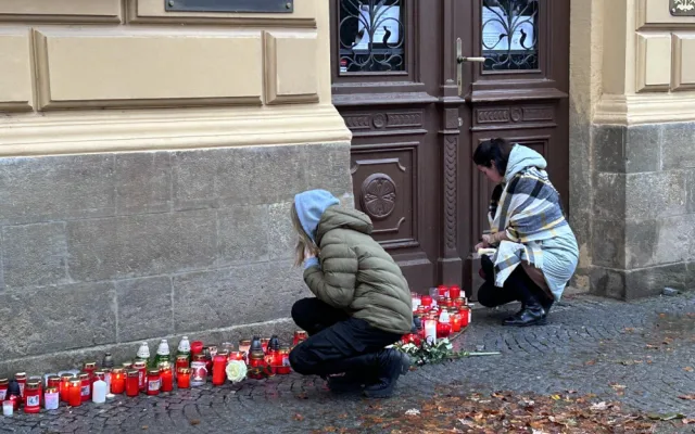V centru Hradce Králové veřejnost uctila oběti včerejší střelby. Zazněla studentská hymna