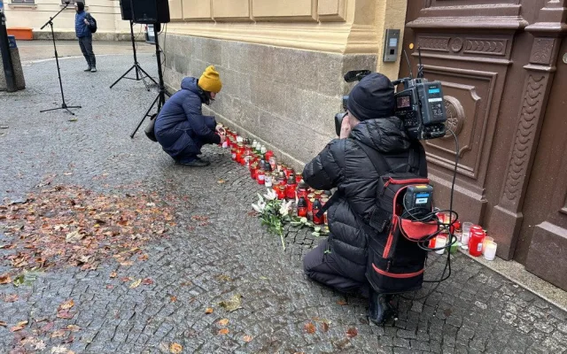 V centru Hradce Králové veřejnost uctila oběti včerejší střelby. Zazněla studentská hymna