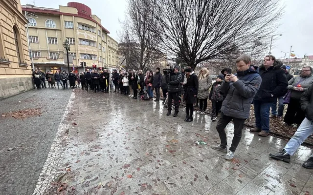 V centru Hradce Králové veřejnost uctila oběti včerejší střelby. Zazněla studentská hymna