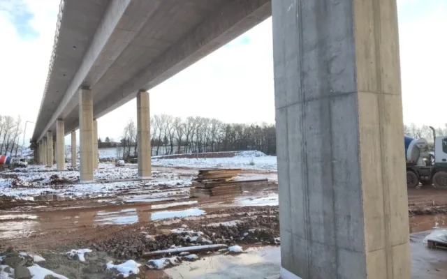 VIDEO: Stavba obchvatu Jaroměře je za polovinou. V provozu by měl být od září