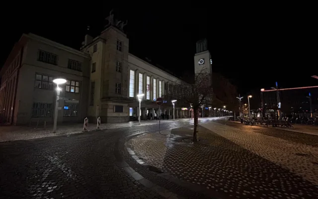Policie na hradeckém nádraží pátrala po ozbrojeném pachateli. Podezírá ho z vraždy dítěte