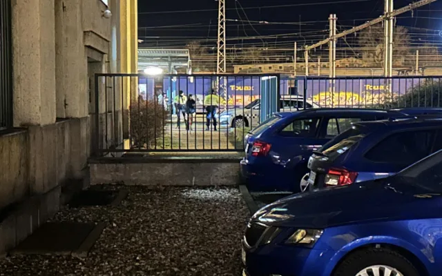 Policie na hradeckém nádraží pátrala po ozbrojeném pachateli. Podezírá ho z vraždy dítěte