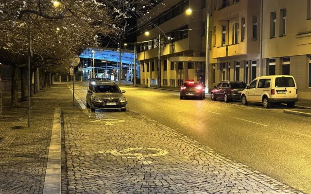Policie na hradeckém nádraží pátrala po ozbrojeném pachateli. Podezírá ho z vraždy dítěte