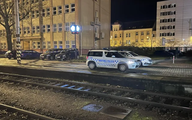 Policie na hradeckém nádraží pátrala po ozbrojeném pachateli. Podezírá ho z vraždy dítěte