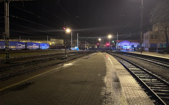 Policie na hradeckém nádraží pátrala po ozbrojeném pachateli. Podezírá ho z vraždy dítěte