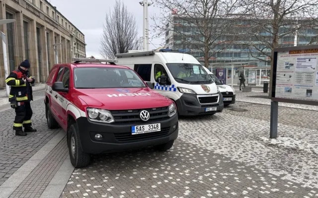 Na hradeckém nádraží se konal pietní akt za zavražděného čtrnáctiletého chlapce. Přišlo několik stovek lidí