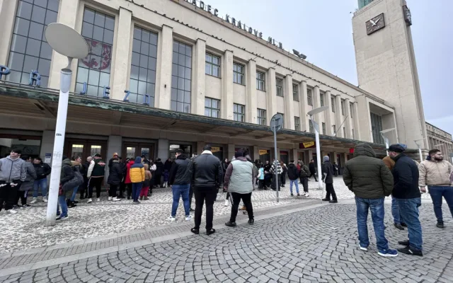 Na hradeckém nádraží se konal pietní akt za zavražděného čtrnáctiletého chlapce. Přišlo několik stovek lidí