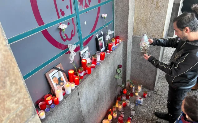 Na hradeckém nádraží se konal pietní akt za zavražděného čtrnáctiletého chlapce. Přišlo několik stovek lidí