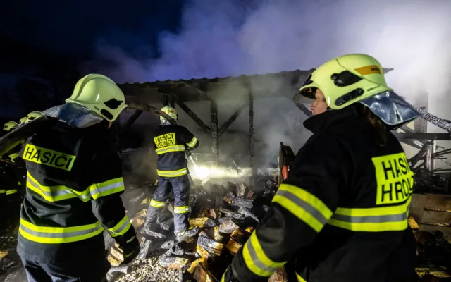 VIDEO: V Hronově hořel přístřešek rodinného domu. Požár se rozšířil i do podkroví