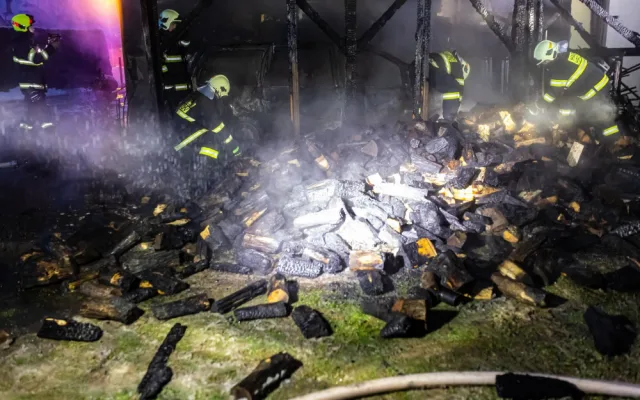 VIDEO: V Hronově hořel přístřešek rodinného domu. Požár se rozšířil i do podkroví
