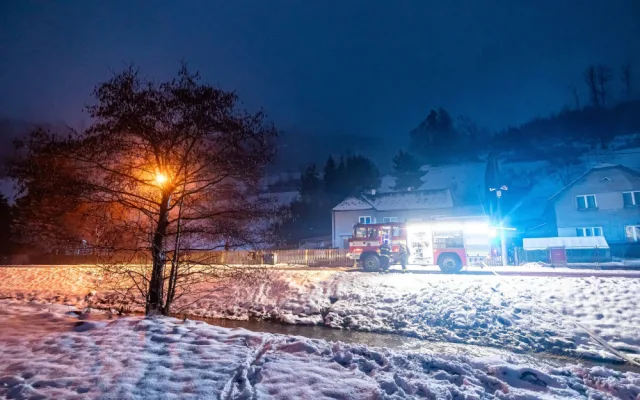 VIDEO: V Hronově hořel přístřešek rodinného domu. Požár se rozšířil i do podkroví
