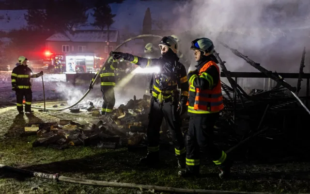 VIDEO: V Hronově hořel přístřešek rodinného domu. Požár se rozšířil i do podkroví