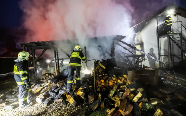 VIDEO: V Hronově hořel přístřešek rodinného domu. Požár se rozšířil i do podkroví