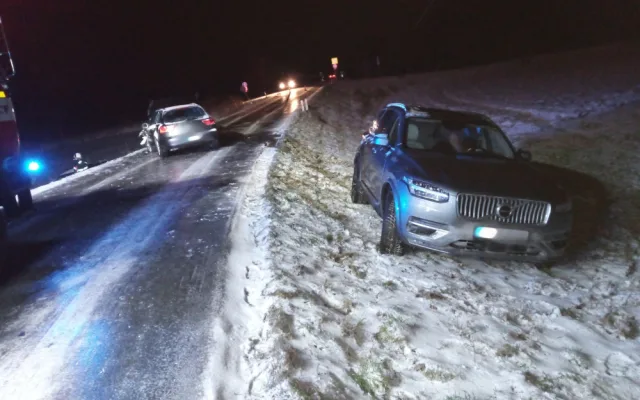 Na zledovatělých silnicích Trutnovska a Náchodska uvízly kamiony