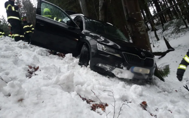 Na zledovatělých silnicích Trutnovska a Náchodska uvízly kamiony