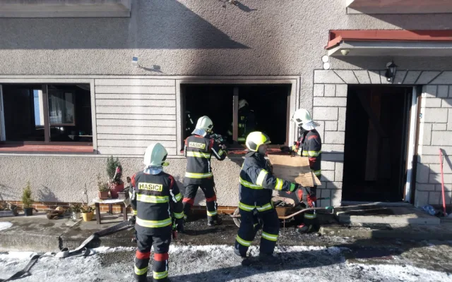 Dítě uteklo před plameny po žebříku, přistavili ho sousedé