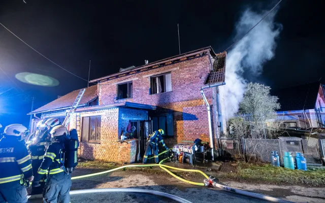 Plemeny zničily v Tutlekách rodinný dům, hasiči zůstali na místě do rána