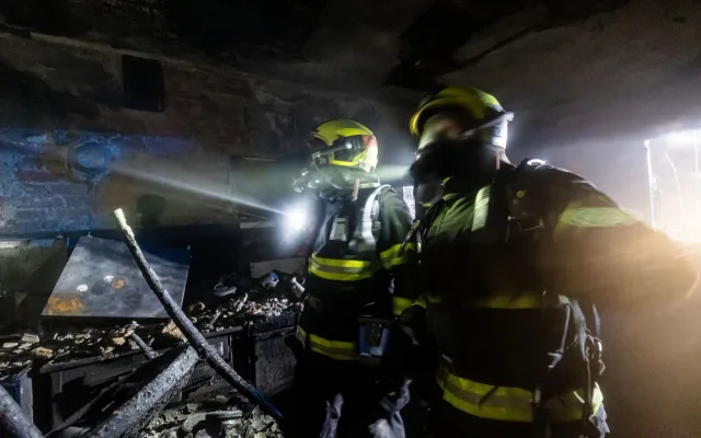 Plemeny zničily v Tutlekách rodinný dům, hasiči zůstali na místě do rána