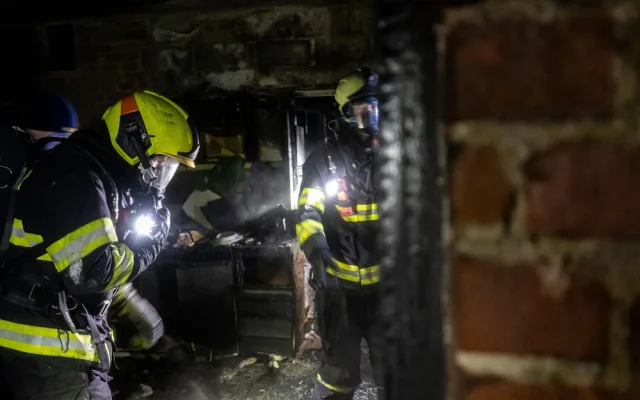 Plemeny zničily v Tutlekách rodinný dům, hasiči zůstali na místě do rána