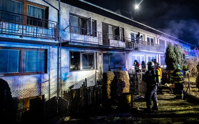Rodinný dům po nočním požáru ve Dvoře Králové nad Labem by měl prohlédnout statik