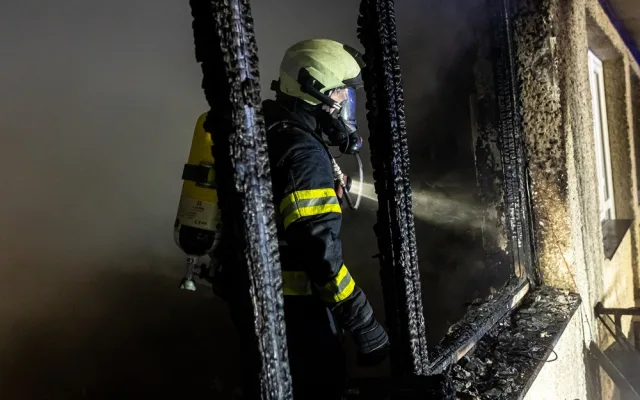 Rodinný dům po nočním požáru ve Dvoře Králové nad Labem by měl prohlédnout statik