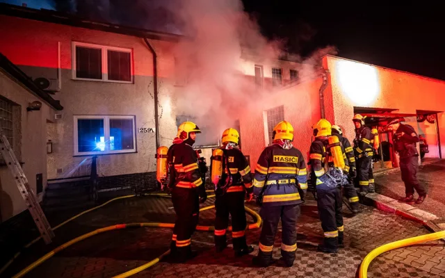 Rodinný dům po nočním požáru ve Dvoře Králové nad Labem by měl prohlédnout statik