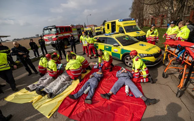 U hradeckého letiště hořel autobus s vězni, šlo o cvičení záchranářů