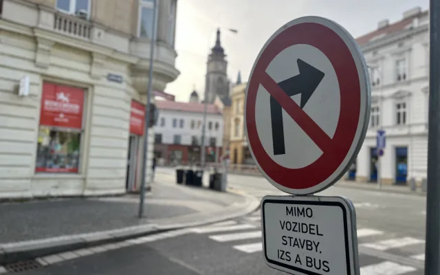 Řidiči i přes zákaz projíždí hradecký Pražský most