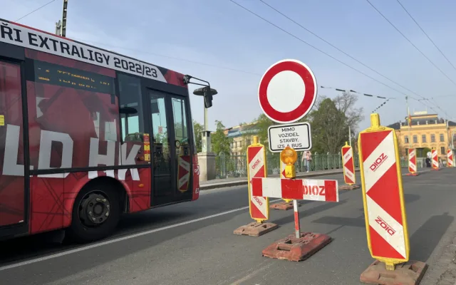 Řidiči i přes zákaz projíždí hradecký Pražský most