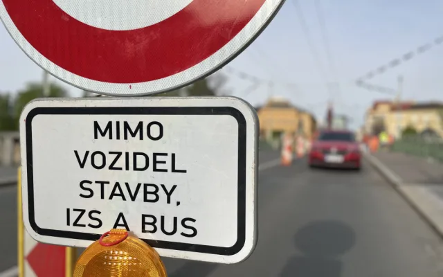 Řidiči i přes zákaz projíždí hradecký Pražský most