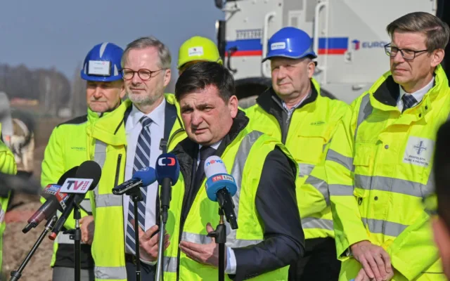 O investicích do krajské silniční a železniční sítě s hejtmanem v Královéhradeckého kraje