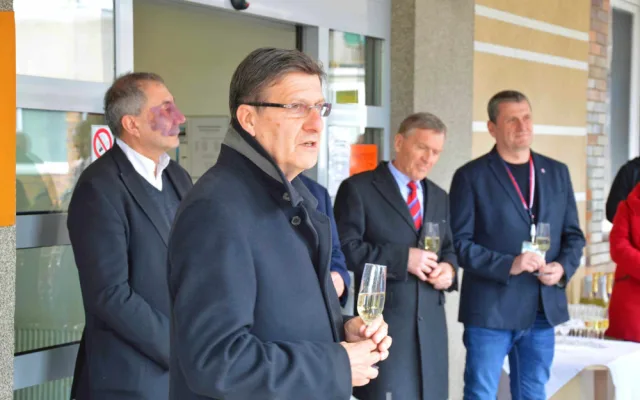Pamětní deska ve Fakultní nemocnici Hradec Králové připomíná lékaře Lea Steinharta