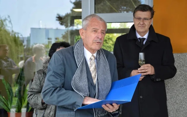 Pamětní deska ve Fakultní nemocnici Hradec Králové připomíná lékaře Lea Steinharta