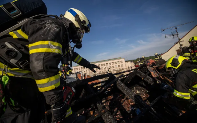 FOTO: V historickém centru Hradce Králové hořelo v podkroví domu. Jeden hasič se zranil