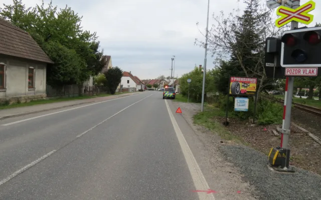 Agresivní řidič nejdřív vybržďoval a následně způsobil nehodu. Z místa ujel
