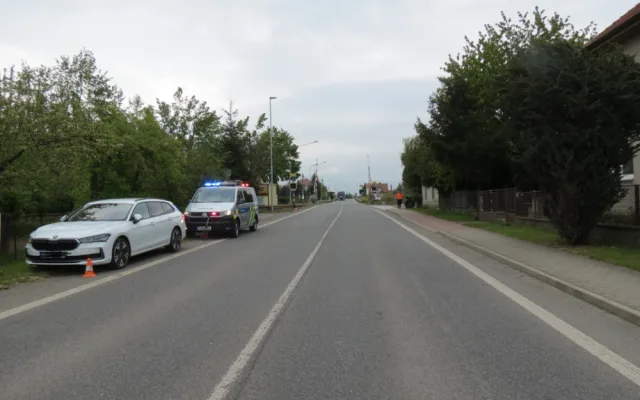 Agresivní řidič nejdřív vybržďoval a následně způsobil nehodu. Z místa ujel