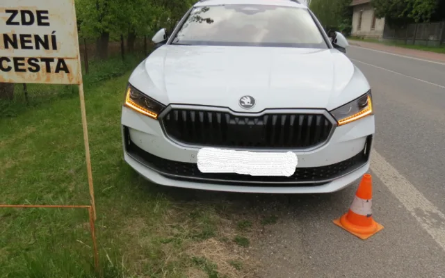Agresivní řidič nejdřív vybržďoval a následně způsobil nehodu. Z místa ujel