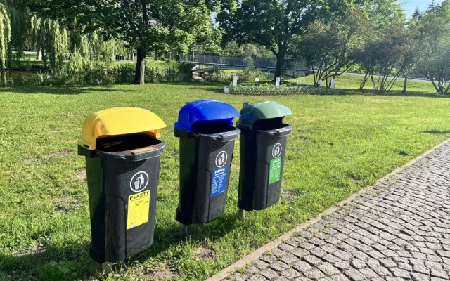 ANKETA: Hradec Králové zaplavily nové barevné koše