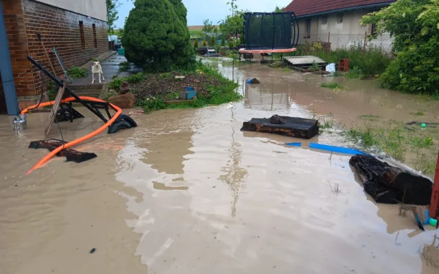 Velká voda zatopila krajské silnice i sklepy
