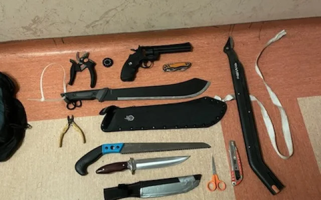 Psychicky nemocný muž měl u sebe mačetu, nože i vzduchový revolver. Nastoupila na něj zásahovka