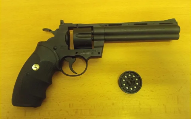 Psychicky nemocný muž měl u sebe mačetu, nože i vzduchový revolver. Nastoupila na něj zásahovka