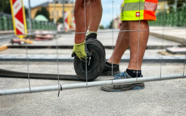 Oprava Pražského mostu v Hradci je za půlkou, omezení zůstává