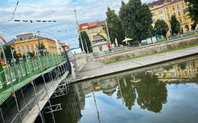 Oprava Pražského mostu v Hradci je za půlkou, omezení zůstává